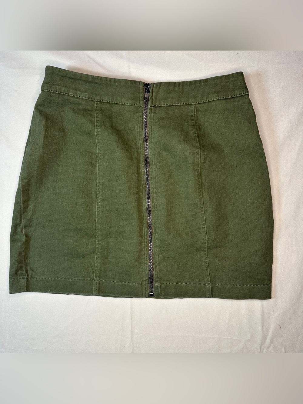 Forever 21 Olive Green Front-Zip Mini Skirt size M downtown girl fall aesthetic